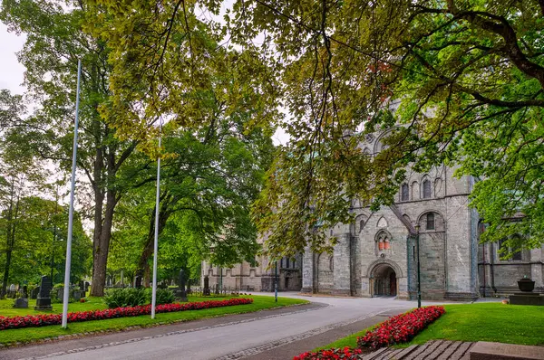 Trondheim (eski adı Nidaros ve Trondheim), Norveç 'in Trondelag ilinin merkezi kent.