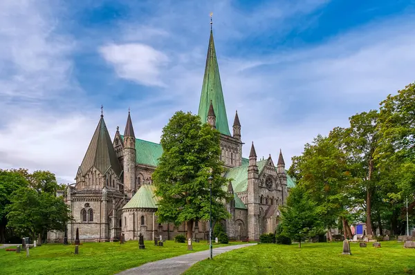 Trondheim (eski adı Nidaros ve Trondheim), Norveç 'in Trondelag ilinin merkezi kent.