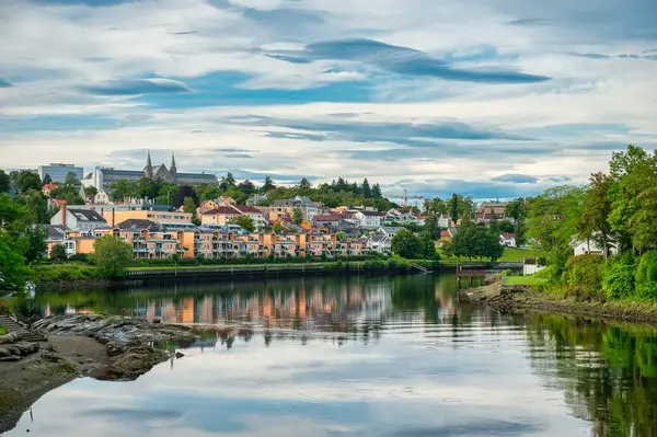 Trondheim (eski adı Nidaros ve Trondheim), Norveç 'in Trondelag ilinin merkezi kent.