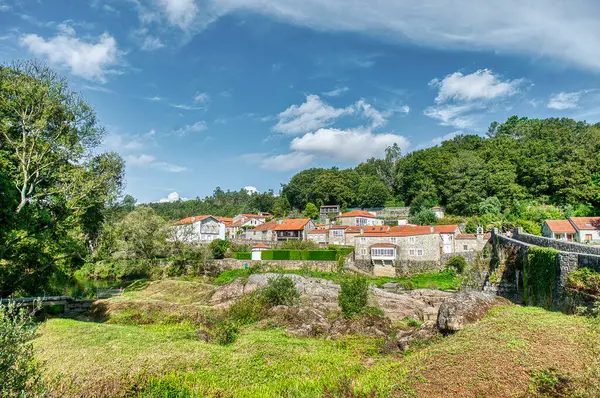 Mio İspanya 'nın Betanzos bölgesinin A Corua eyaletine bağlı belediyesi ve kasabasıdır.
