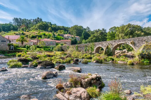 Mio İspanya 'nın Betanzos bölgesinin A Corua eyaletine bağlı belediyesi ve kasabasıdır.