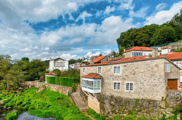 Mio İspanya 'nın Betanzos bölgesinin A Corua eyaletine bağlı belediyesi ve kasabasıdır.