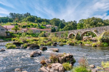 Negreira, Santiago de Compostela 'nın batısında bulunan bir belediyedir. Ames ve San Sebastian belediyeleriyle sınır komşusudur..