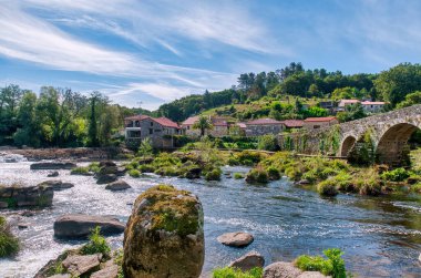 Negreira, Santiago de Compostela 'nın batısında bulunan bir belediyedir. Ames ve San Sebastian belediyeleriyle sınır komşusudur..