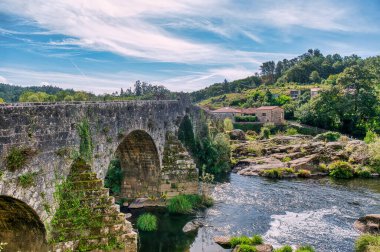 Negreira, Santiago de Compostela 'nın batısında bulunan bir belediyedir. Ames ve San Sebastian belediyeleriyle sınır komşusudur..