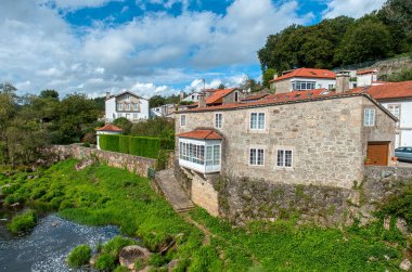 Negreira, Santiago de Compostela 'nın batısında bulunan bir belediyedir. Ames ve San Sebastian belediyeleriyle sınır komşusudur..
