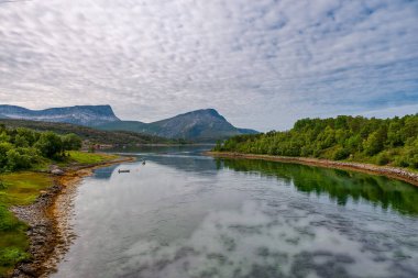 Lofoten Adaları, Norveç 'in Kuzey Kutup Dairesi üzerinde Nordland eyaletinde yer alan bir takımadalardır.. 