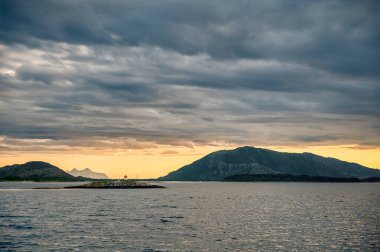 Lofoten Adaları, Norveç 'in Kuzey Kutup Dairesi üzerinde Nordland eyaletinde yer alan bir takımadalardır.. 