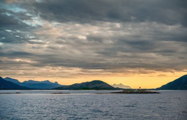 Lofoten Adaları, Norveç 'in Kuzey Kutup Dairesi üzerinde Nordland eyaletinde yer alan bir takımadalardır.. 