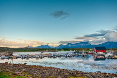 Lofoten Adaları, Norveç 'in Kuzey Kutup Dairesi üzerinde Nordland eyaletinde yer alan bir takımadalardır.. 