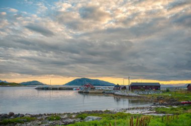 Lofoten Adaları, Norveç 'in Kuzey Kutup Dairesi üzerinde Nordland eyaletinde yer alan bir takımadalardır.. 