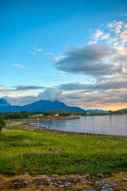 Lofoten Adaları, Norveç 'in Kuzey Kutup Dairesi üzerinde Nordland eyaletinde yer alan bir takımadalardır.. 