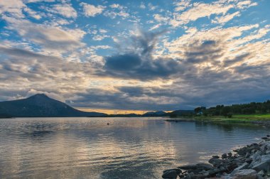 Lofoten Adaları, Norveç 'in Kuzey Kutup Dairesi üzerinde Nordland eyaletinde yer alan bir takımadalardır.. 