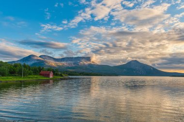 Lofoten Adaları, Norveç 'in Kuzey Kutup Dairesi üzerinde Nordland eyaletinde yer alan bir takımadalardır.. 