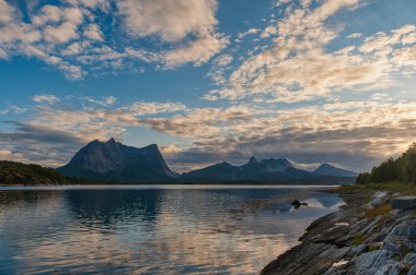 Lofoten Adaları, Norveç 'in Kuzey Kutup Dairesi üzerinde Nordland eyaletinde yer alan bir takımadalardır.. 