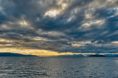 Lofoten Adaları, Norveç 'in Kuzey Kutup Dairesi üzerinde Nordland eyaletinde yer alan bir takımadalardır.. 