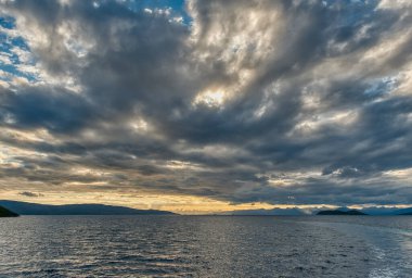 Lofoten Adaları, Norveç 'in Kuzey Kutup Dairesi üzerinde Nordland eyaletinde yer alan bir takımadalardır.. 
