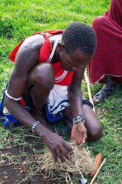Masailer, Kenya 'nın güneyinde ve Tanzanya' nın kuzeyinde yaşayan yaklaşık 850.000 kişilik bir grup. Doğu Nilotik bir dil olan Maa dilini konuşuyorlar..