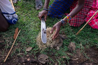 Masailer, Kenya 'nın güneyinde ve Tanzanya' nın kuzeyinde yaşayan yaklaşık 850.000 kişilik bir grup. Doğu Nilotik bir dil olan Maa dilini konuşuyorlar..