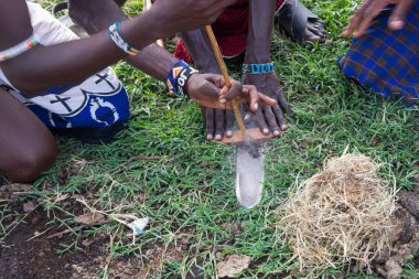Masailer, Kenya 'nın güneyinde ve Tanzanya' nın kuzeyinde yaşayan yaklaşık 850.000 kişilik bir grup. Doğu Nilotik bir dil olan Maa dilini konuşuyorlar..