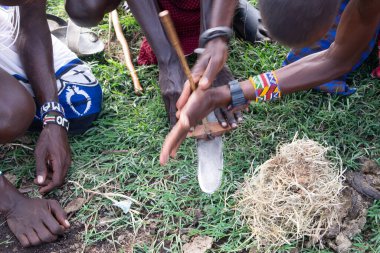 Masailer, Kenya 'nın güneyinde ve Tanzanya' nın kuzeyinde yaşayan yaklaşık 850.000 kişilik bir grup. Doğu Nilotik bir dil olan Maa dilini konuşuyorlar..