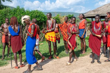 Masailer, Kenya 'nın güneyinde ve Tanzanya' nın kuzeyinde yaşayan yaklaşık 850.000 kişilik bir grup. Doğu Nilotik bir dil olan Maa dilini konuşuyorlar..