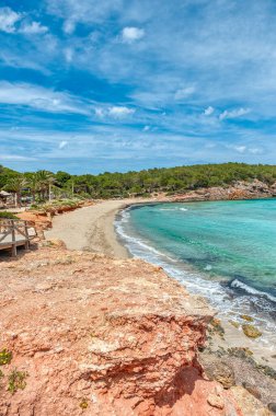 Cala Nova plajı, İspanya 'nın Balear Adaları Özerk Topluluğu' nun İbiza adasının doğu kesimindeki Santa Eulalia del Rio 'da yer almaktadır..