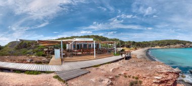 Cala Nova plajı, İspanya 'nın Balear Adaları Özerk Topluluğu' nun İbiza adasının doğu kesimindeki Santa Eulalia del Rio 'da yer almaktadır..