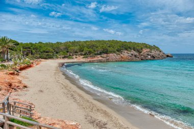 Cala Nova plajı, İspanya 'nın Balear Adaları Özerk Topluluğu' nun İbiza adasının doğu kesimindeki Santa Eulalia del Rio 'da yer almaktadır..