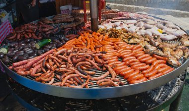 İbizan pazarında et barbeküsü