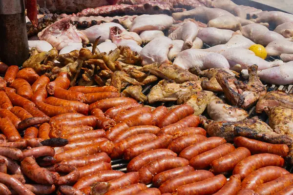 İbizan pazarında et barbeküsü