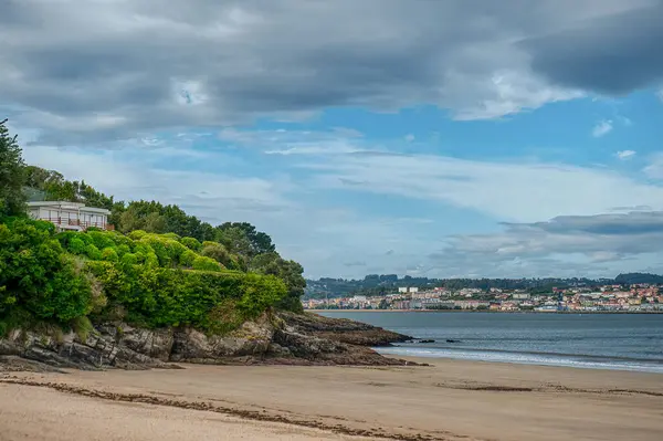 Mino, İspanya 'nın La Corua eyaletinde yer alan bir şehirdir.
