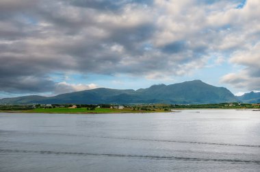 Leknes, Norveç 'in Nordland ilinin Vestvgy ilçesine bağlı bir beldedir..