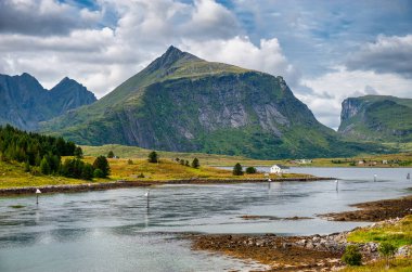 Ramberg, Norveç 'in Nordland ilinde Flakstad Belediyesi' nin yönetim merkezidir. Köy, Lofoten takımadasındaki Flakstadya adasında yer almaktadır.
