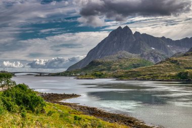 Ramberg, Norveç 'in Nordland ilinde Flakstad Belediyesi' nin yönetim merkezidir. Köy, Lofoten takımadasındaki Flakstadya adasında yer almaktadır.