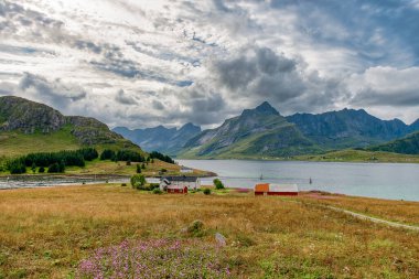 Ramberg, Norveç 'in Nordland ilinde Flakstad Belediyesi' nin yönetim merkezidir. Köy, Lofoten takımadasındaki Flakstadya adasında yer almaktadır.