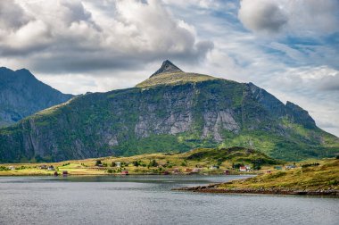 Ramberg, Norveç 'in Nordland ilinde Flakstad Belediyesi' nin yönetim merkezidir. Köy, Lofoten takımadasındaki Flakstadya adasında yer almaktadır.