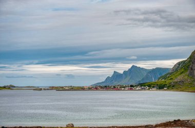 Ramberg, Norveç 'in Nordland ilinde Flakstad Belediyesi' nin yönetim merkezidir. Köy, Lofoten takımadasındaki Flakstadya adasında yer almaktadır.