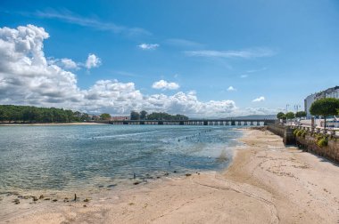 El Grove u Ogrobe, Salnes Bölgesi 'nin batısında (Pontevedra ili) Arosa Nehri' nin girişinde yer alan bir yarımada.,