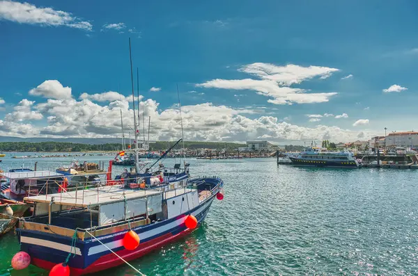 El Grove u Ogrobe, Salnes Bölgesi 'nin batısında (Pontevedra ili) Arosa Nehri' nin girişinde yer alan bir yarımada.,