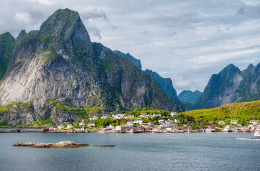 Reine, Norveç 'in Nordland County, Lofoten Adaları' nda bulunan Moskenes belediyesinin yönetim merkezi ve balıkçı köyüdür.