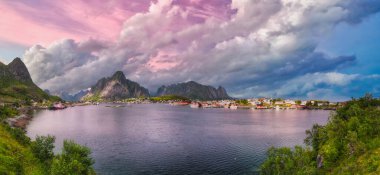 Reine, Norveç 'in Nordland County, Lofoten Adaları' nda bulunan Moskenes belediyesinin yönetim merkezi ve balıkçı köyüdür.