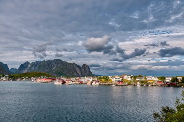 Reine, Norveç 'in Nordland County, Lofoten Adaları' nda bulunan Moskenes belediyesinin yönetim merkezi ve balıkçı köyüdür.
