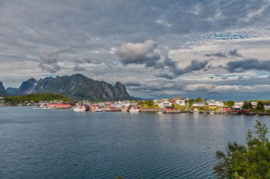 Reine, Norveç 'in Nordland County, Lofoten Adaları' nda bulunan Moskenes belediyesinin yönetim merkezi ve balıkçı köyüdür.