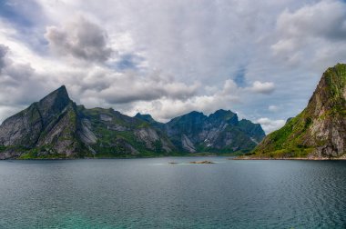 Reine, Norveç 'in Nordland County, Lofoten Adaları' nda bulunan Moskenes belediyesinin yönetim merkezi ve balıkçı köyüdür.