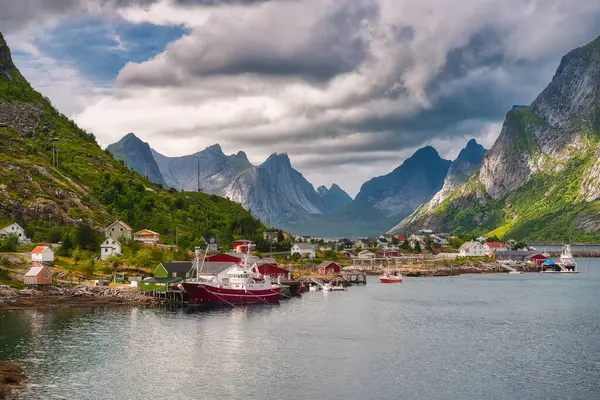 Reine, Norveç 'in Nordland County, Lofoten Adaları' nda bulunan Moskenes belediyesinin yönetim merkezi ve balıkçı köyüdür.