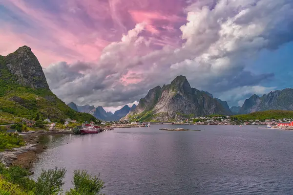 Reine, Norveç 'in Nordland County, Lofoten Adaları' nda bulunan Moskenes belediyesinin yönetim merkezi ve balıkçı köyüdür.