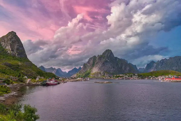 Reine, Norveç 'in Nordland County, Lofoten Adaları' nda bulunan Moskenes belediyesinin yönetim merkezi ve balıkçı köyüdür.
