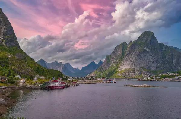 Reine, Norveç 'in Nordland County, Lofoten Adaları' nda bulunan Moskenes belediyesinin yönetim merkezi ve balıkçı köyüdür.
