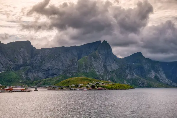 Reine, Norveç 'in Nordland County, Lofoten Adaları' nda bulunan Moskenes belediyesinin yönetim merkezi ve balıkçı köyüdür.